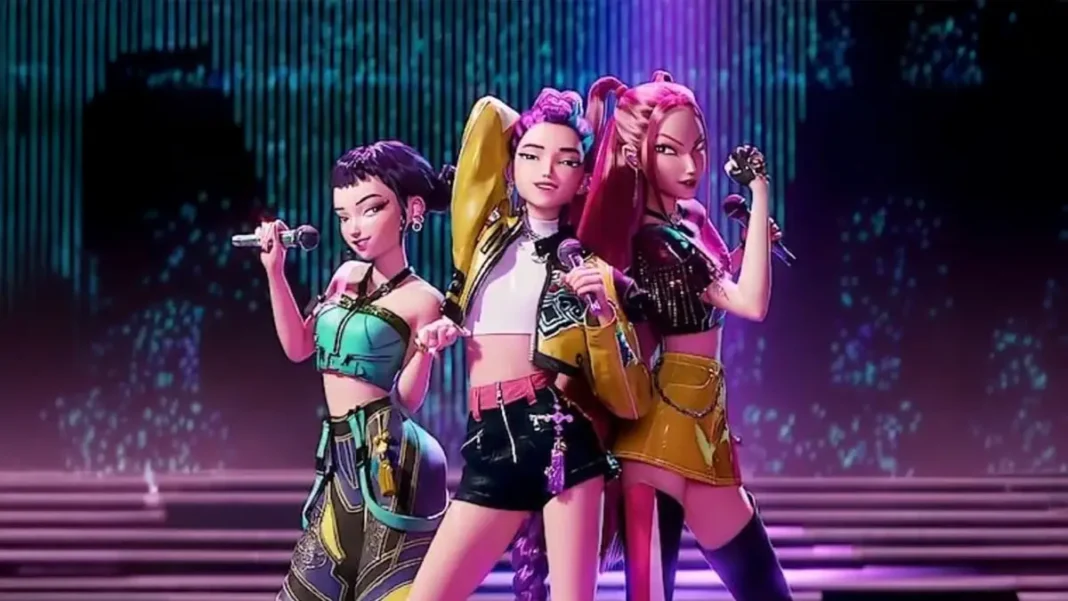 Tres integrantes animadas del grupo de K-pop Huntr/x cantando en un escenario con luces púrpuras y azules.