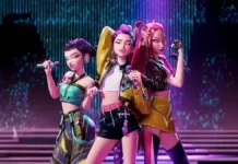 Tres integrantes animadas del grupo de K-pop Huntr/x cantando en un escenario con luces púrpuras y azules.