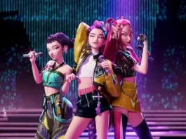 Tres integrantes animadas del grupo de K-pop Huntr/x cantando en un escenario con luces púrpuras y azules.