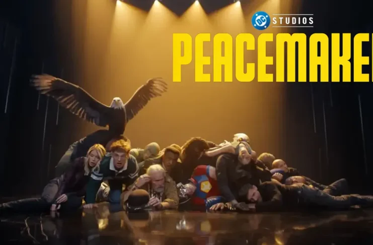 El elenco de Peacemaker bailando en la secuencia de apertura de la Temporada 2, con Eagly volando sobre ellos y el logo de Peacemaker.