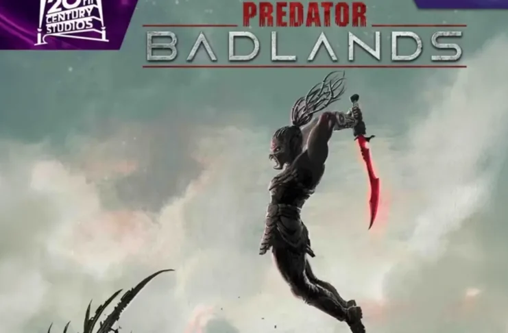 Depredador salta con hoja roja brillante hacia una criatura mecánica.